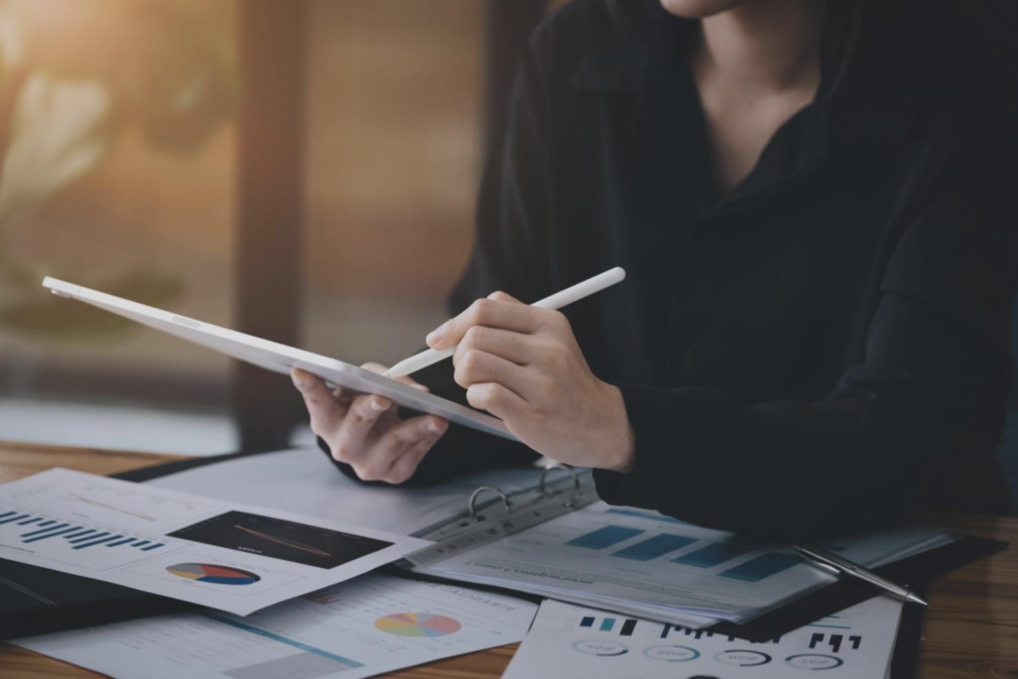 Arbeitsplatz mit mehreren Bildschirmen zeigt SEO-Analyse-Tools und Code-Editor