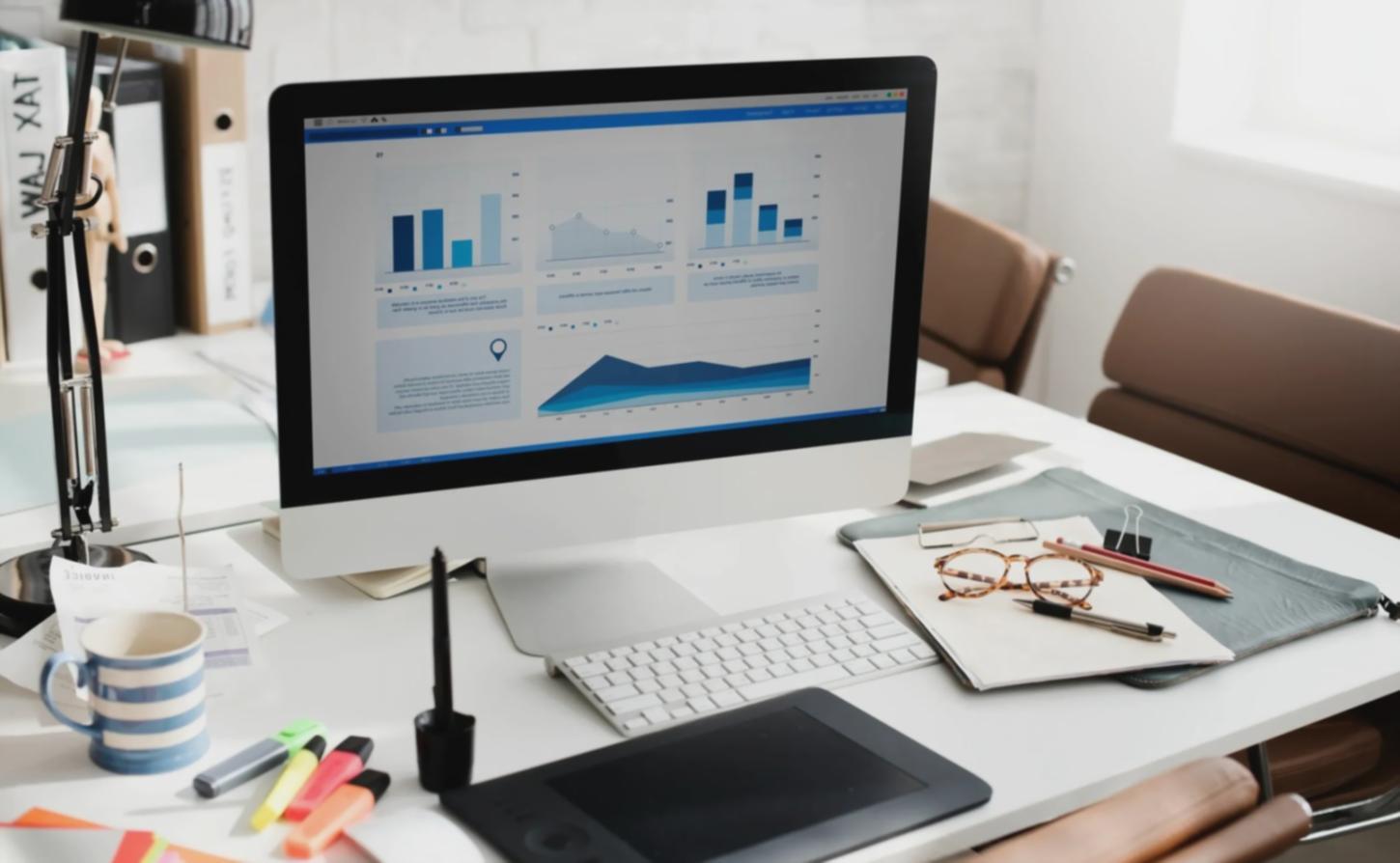 Workshop-Situation mit detaillierter technischer SEO-Analyse