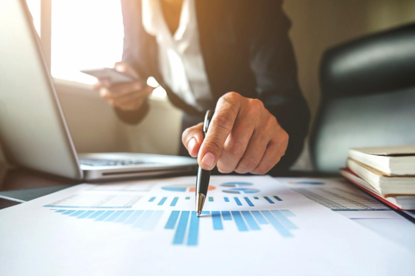 Arbeitsumgebung mit modernen Analyse-Tools und technischen SEO-Dashboards