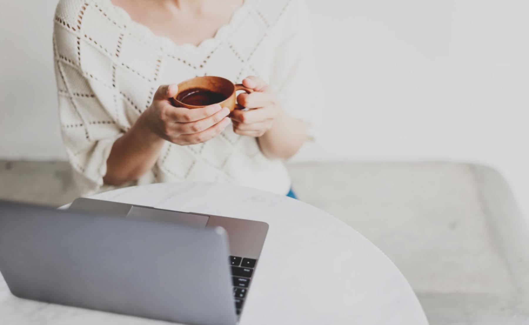 Intensive Arbeitssituation mit technischen SEO-Optimierungen und Datenauswertung